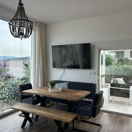 Sofrania- Panoramic Views, Pool, Hot Tub, Location!