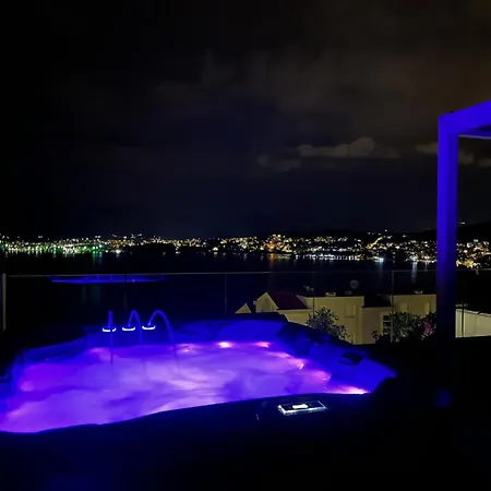 Sofrania- Panoramic Views, Pool, Hot Tub, Location! فيلة