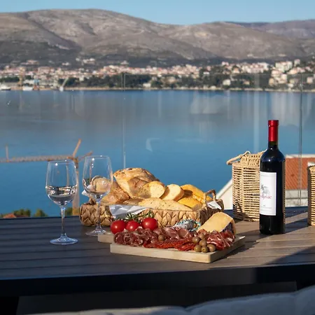 Sofrania- Panoramic Views, Pool, Hot Tub, Location! فيلة