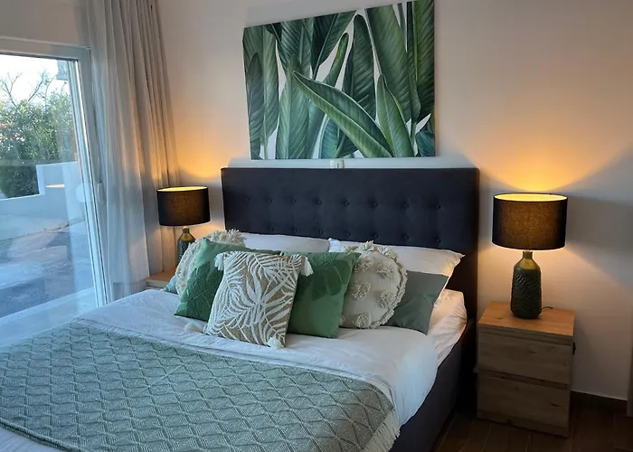 Sofrania- Panoramic Views, Pool, Hot Tub, Location! Willa *