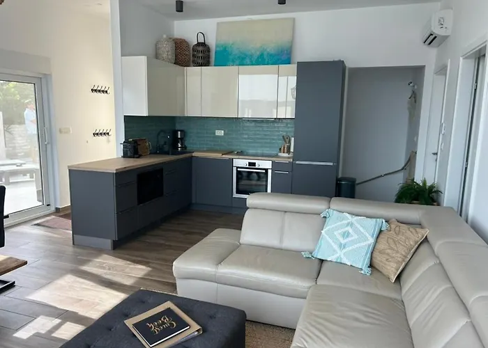 Sofrania- Panoramic Views, Pool, Hot Tub, Location! *