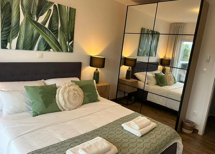 Sofrania- Panoramic Views, Pool, Hot Tub, Location!