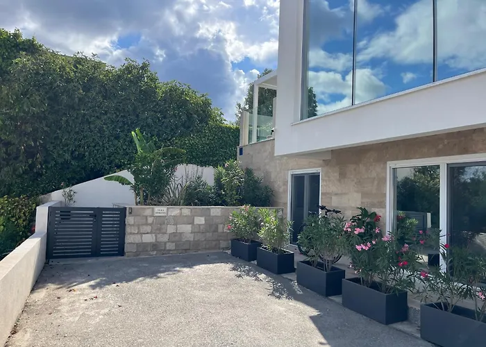 Willa Sofrania- Panoramic Views, Pool, Hot Tub, Location! Trogir