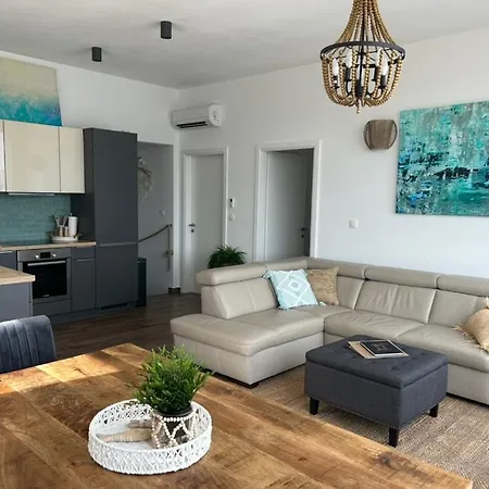 Sofrania- Panoramic Views, Pool, Hot Tub, Location! Traù