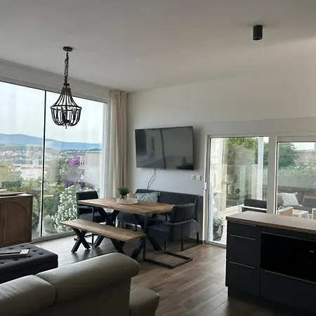 Villa Sofrania- Panoramic Views, Pool, Hot Tub, Location! Traù