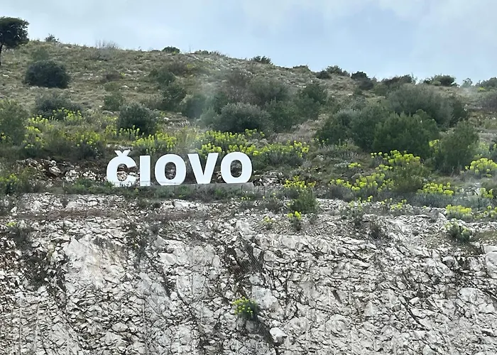 Sofrania- Panoramic Views, Pool, Hot Tub, Location! *