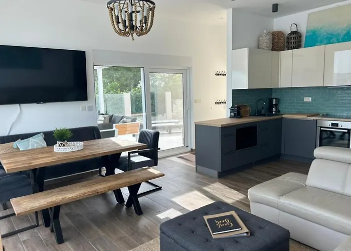 Sofrania- Panoramic Views, Pool, Hot Tub, Location! *