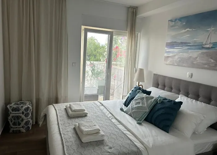 Sofrania- Panoramic Views, Pool, Hot Tub, Location!