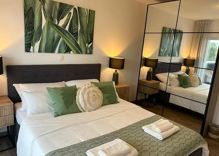 Sofrania- Panoramic Views, Pool, Hot Tub, Location!